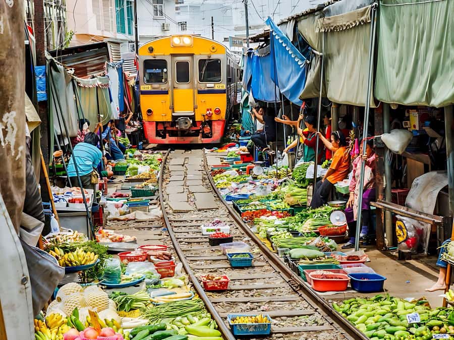 1-Day Trip: Floating Market & Railway Market by Toyota Camry - Why a private car makes these two markets work