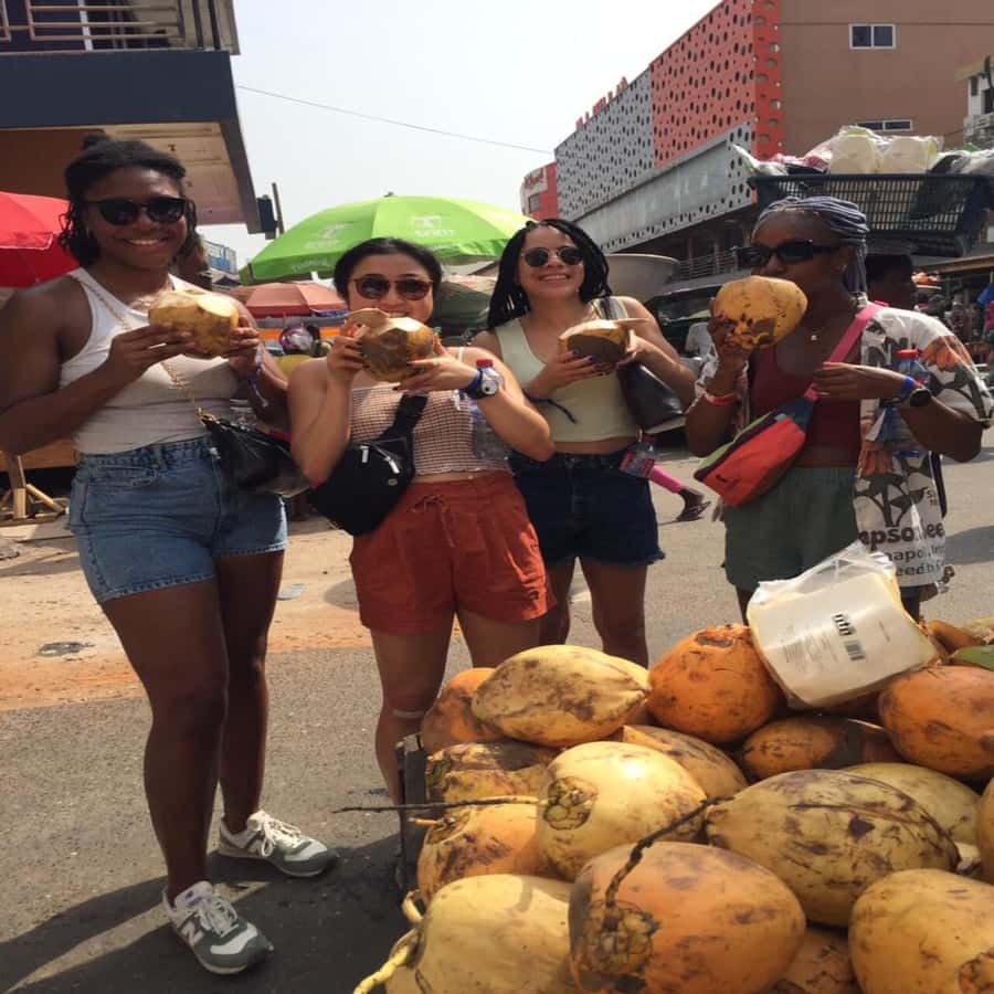 Accra Street Food Tour: Makola Market Tour With Full Lunch - Walking into Makola Market