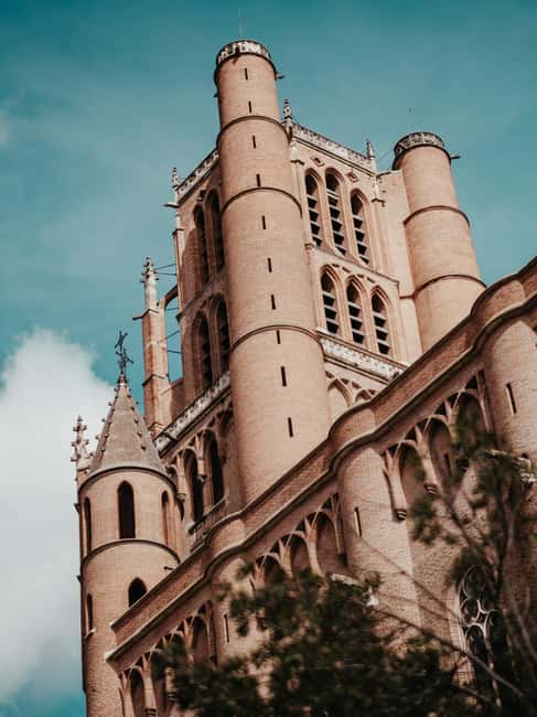 Albi: Food and Market Tour with Tastings and Historic Walk - Fresh bread and the local bakery stop