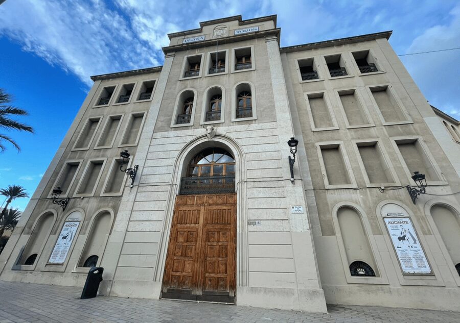 Alicante: Bullring and Central Market Gastronomic Tour - Behind the arena: chapel, bull pens, and restricted areas