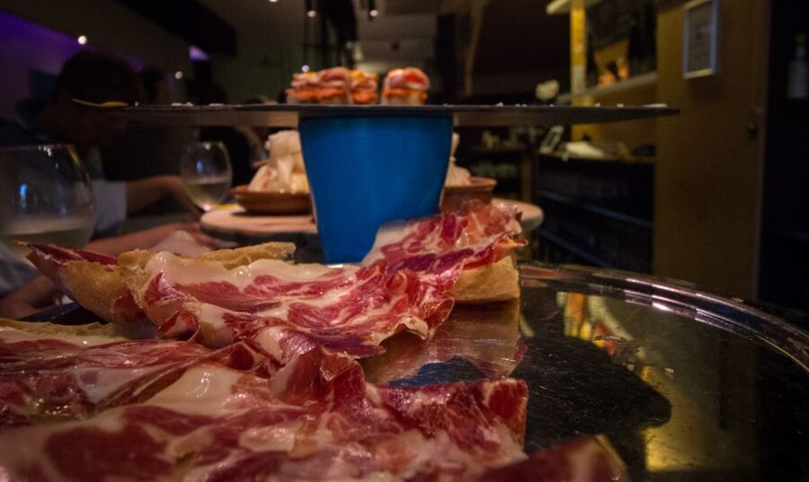 Alicante: Central Market Guided Food Tour with Tapas Bars - What the guide adds to the experience
