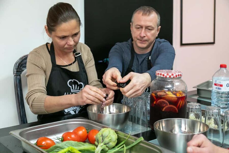 Alicante: Paella & Sangria Class with Tapas and Market Visit - Making sangria while the paella cooks