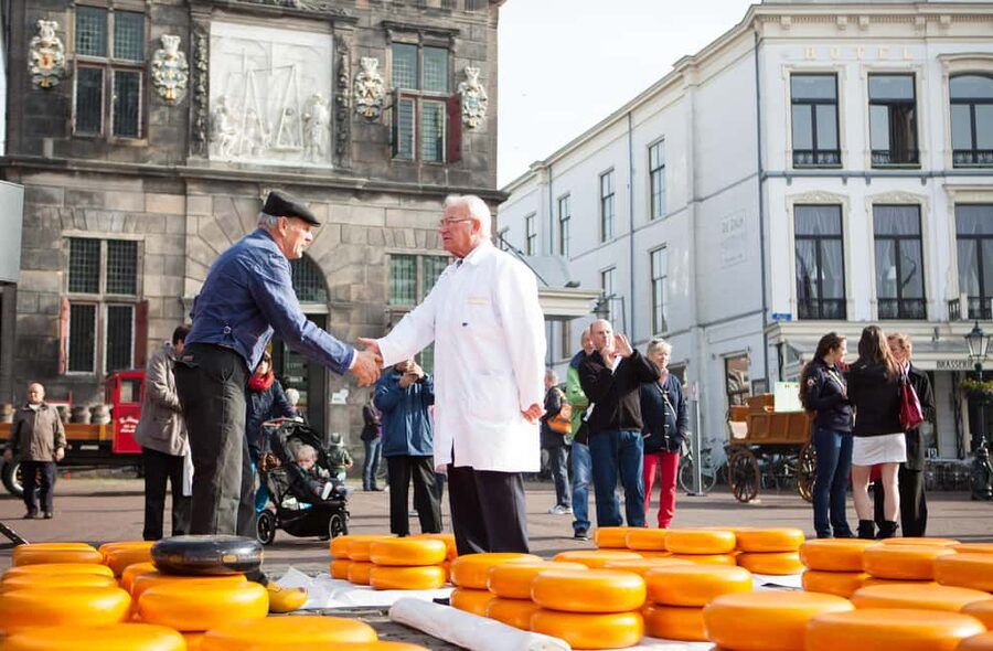Amsterdam: Traditional Cheese Market Tour to Alkmaar - Should you book the Alkmaar cheese market tour?