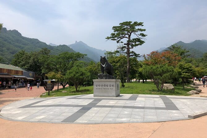 Autumn Foliage-Mt. Seorak, Sokcho Fish Market, Sokcho Beach - The early ride from Seoul to the mountain