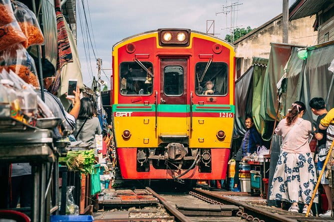 Ayutthaya, Damnoen Floating & Maeklong Railway Market Day Tour - Damnoen Saduak by long-tail boat
