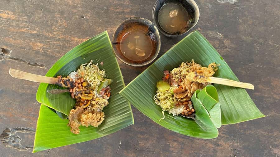 Bali: Denpasar Market Food Tour with 7 Tastings Must-Try - Babi guling and nasi jinggo for a fuller meal
