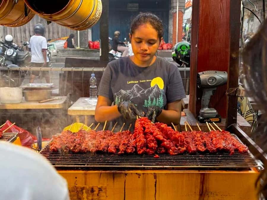 Bali: Denpasar Market Food Tour with 7 Tastings Must-Try - Meeting your guide at the Pasar Kreneng sign