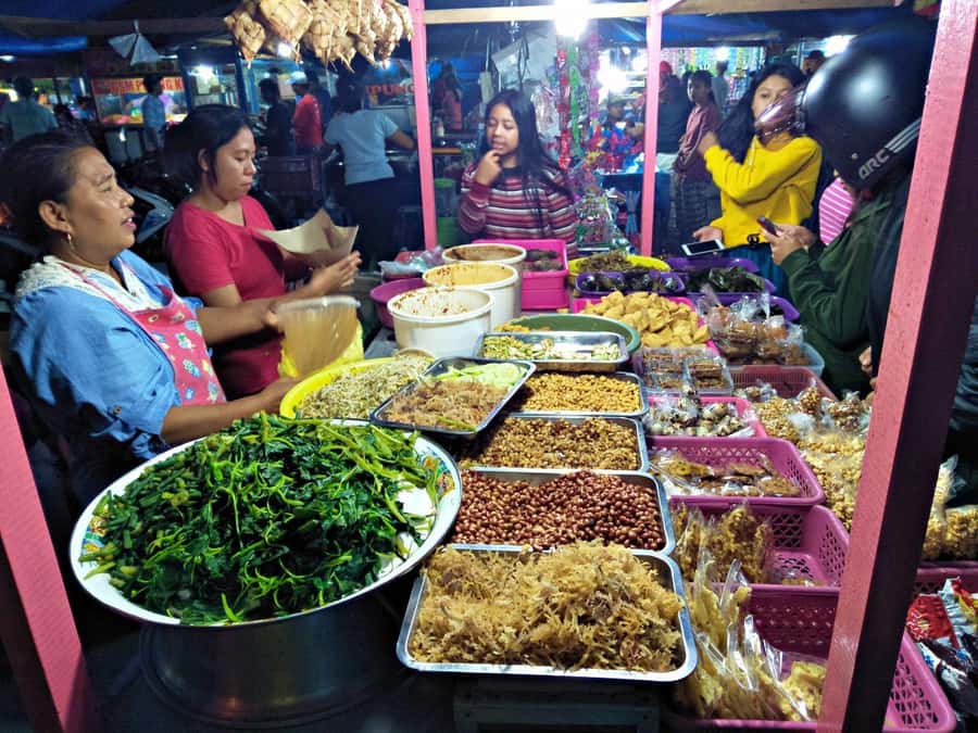 Bali - Ubud Night Market Food Tour - Starting with Balinese cakes and small tastes