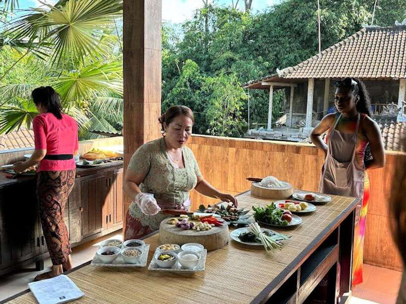 Balinese cooking class/Go shopping at the market, cook, eat - A market visit that gives the cooking class context