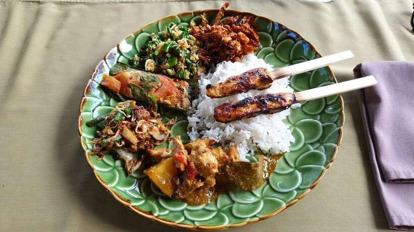 Balinese cooking class/Go shopping at the market, cook, eat - Learning by doing instead of watching