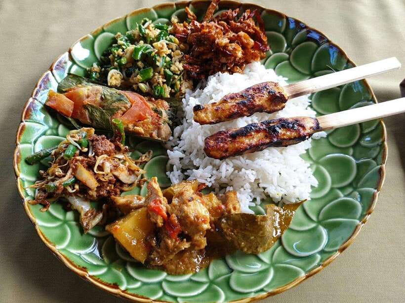 Balinese cooking class/Go shopping at the market, cook, eat - The meal at the end is part of the lesson