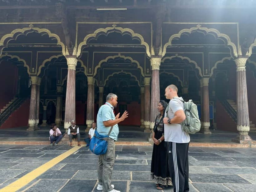 Bangalore: Palace, Temples, Fort & Markets Walking Tour - Entering the 320-year-old Vishnu temple