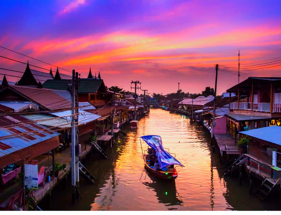 Bangkok: Amphawa Floating & Railway Markets Guided Day Tour - Two hours to eat, shop, and wander