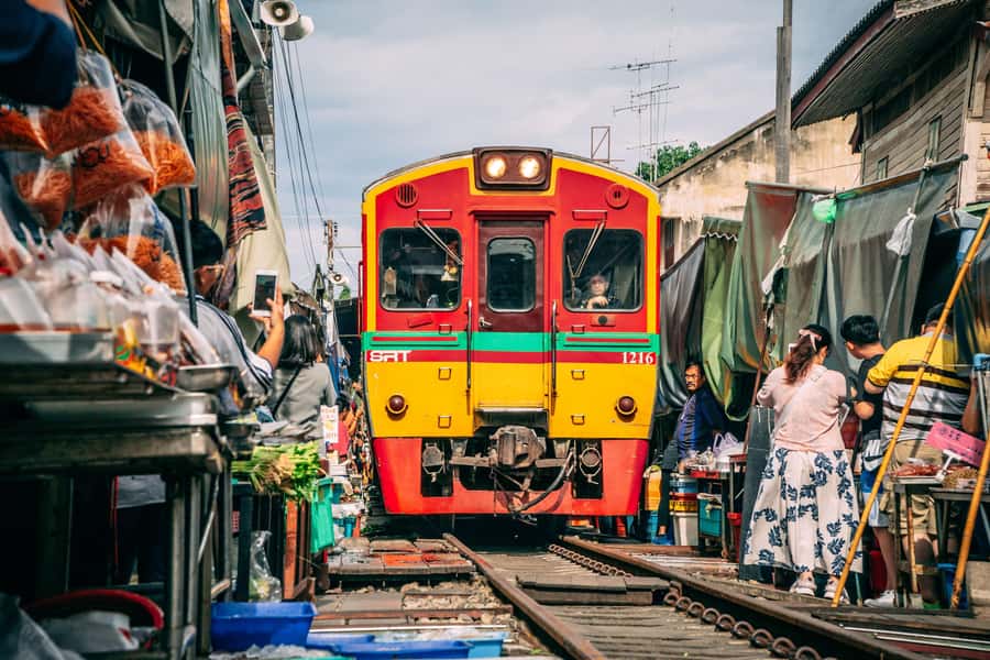 Bangkok: Ayutthaya, Railway & Floating Markets Full-Day Tour - Maeklong Railway Market and the train that uses the shopping aisle