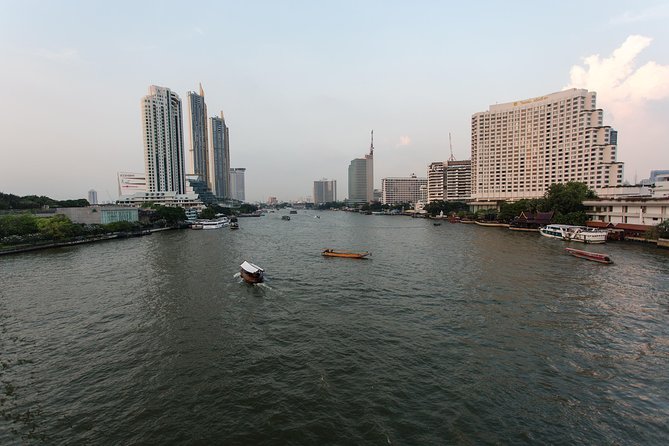 Bangkok by Night: Temples, Markets and Food Tuk-Tuk Tour - Wongwian Yai and the first taste of street food