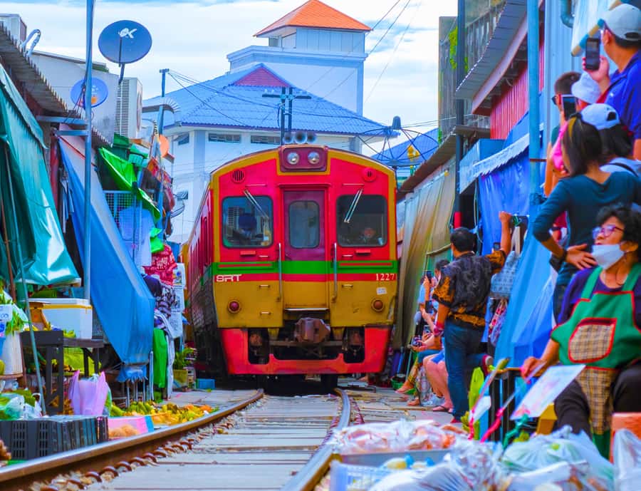 Bangkok: City Highlights & Floating Markets Private Tour - Chinatown, street food, and a quiet shrine