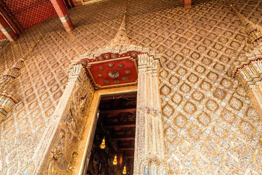 Bangkok: City Highlights Temple and Market Walking Tour - What the guide adds