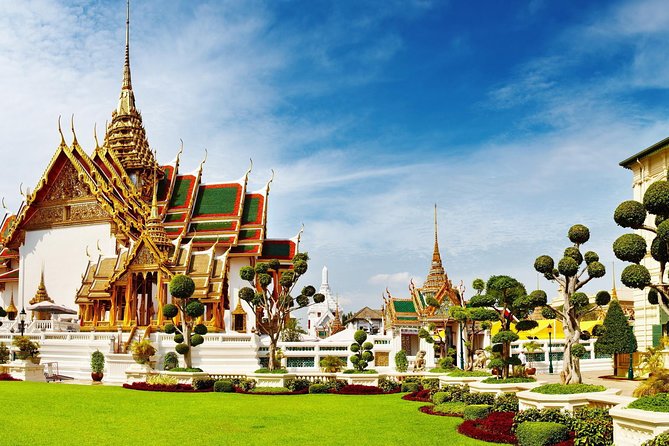 Bangkok: City Highlights Temple and Market Walking Tour - Starting at River City Bangkok and reaching the old city