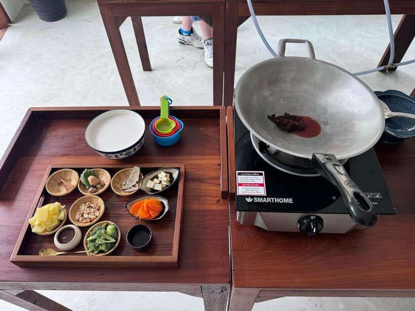 Bangkok: Cooking Class + Tuk Tuk Ride + Market Tour - A tuk tuk start near Wat Arun