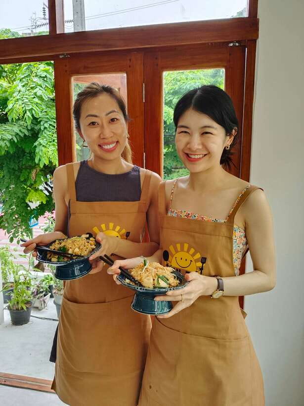Bangkok: Cooking Class + Tuk Tuk Ride + Market Tour - What the teaching feels like