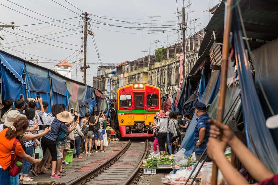 Bangkok: Damnoen Floating Market & Train Market Private Tour - What the private guide adds