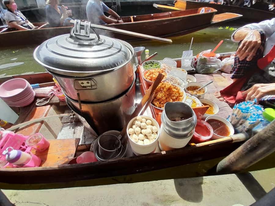 Bangkok: Damnoen Floating Market & Train Market Private Tour - Food, shopping, and what to bring