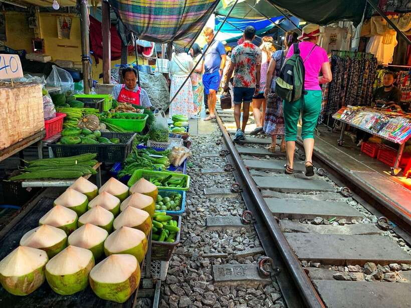 Bangkok: Damnoen Saduak and Mae Klong Train Markets - Shopping and eating at the floating market