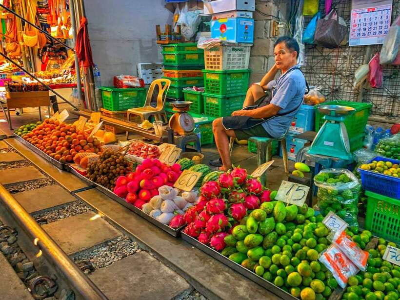 Bangkok: Damnoen Saduak and Mae Klong Train Markets - The guides make a real difference