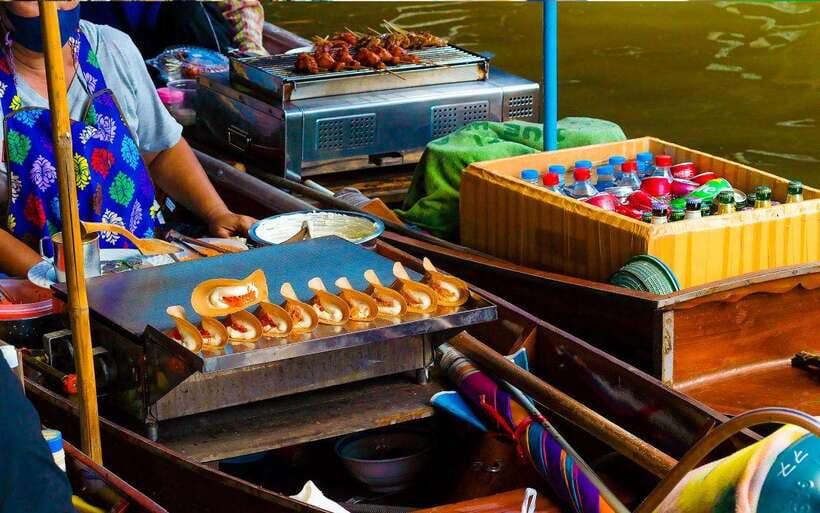 Bangkok: Damnoen Saduak and Train Market with Boat Ride - Exploring Damnoen Saduak on foot