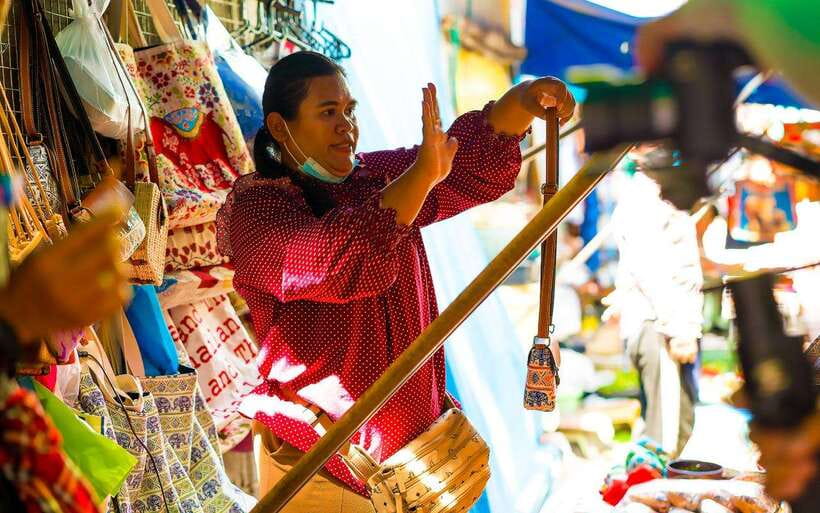 Bangkok: Damnoen Saduak and Train Market with Boat Ride - Maeklong Railway Market and the train moment