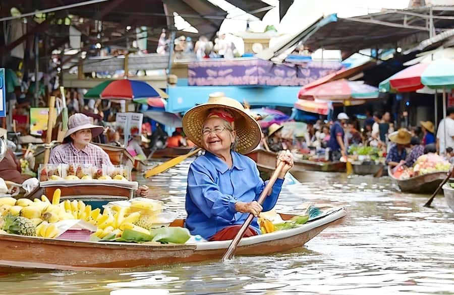 Bangkok: Damnoen Saduak Market & Kayaking Adventure - Reading Damnoen Saduak from the canal