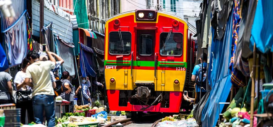 Bangkok: Floating & Maeklong Markets Tour by Private Charter - Wat Bang Kung and a quieter change of pace