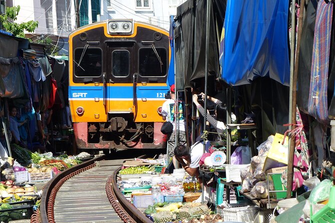 Bangkok: Floating Market and Train Tour with Guide in Spanish and English - The road to Damnoen Saduak
