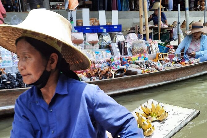 Bangkok: Floating Market and Train Tour with Guide in Spanish and English - Riding the long stern boat through the canals