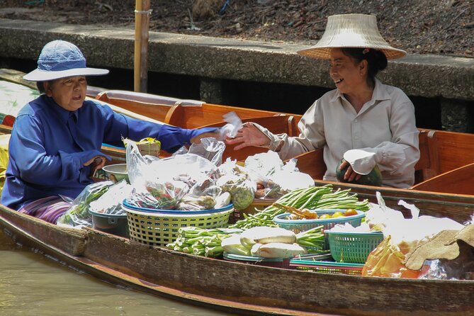 Bangkok: Floating Market and Train Tour with Guide in Spanish and English - What the guide adds to the day
