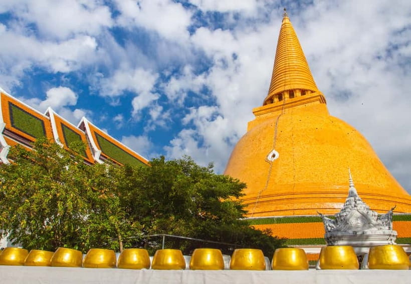 Bangkok: Floating Market, Phra Pathom Pagoda & Cafes Tour - Phra Pathom Chedi brings a quieter hour