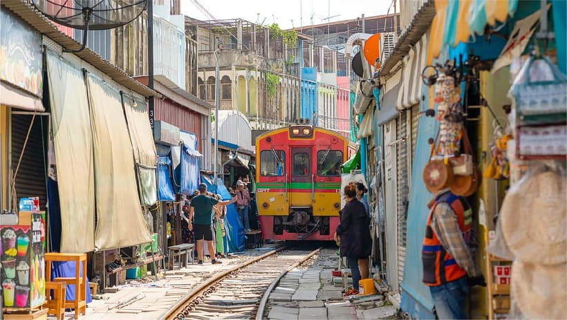 Bangkok: Floating Market, Phra Pathom Pagoda & Cafes Tour - Who should book this full-day trip?