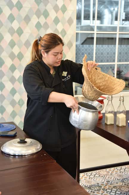 Bangkok: Hands-on Thai Cooking Class & Market Tour in Sathon - How the teaching feels in practice
