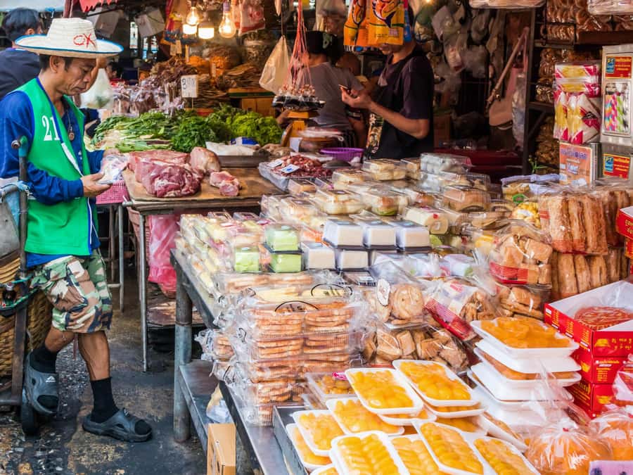 Bangkok: Khlong Toei Market & Bang Krachao Island Bike Tour - Guides, group size, and the value of the $83 price
