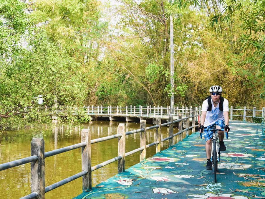Bangkok: Khlong Toei Market & Bang Krachao Island Bike Tour - Khlong Toei Market: Bangkok before the sightseeing crowds