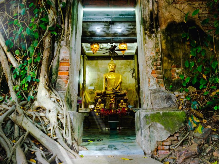 Bangkok: Maeklong Railway & Amphawa Floating Market Day Trip - How the guide shapes the day