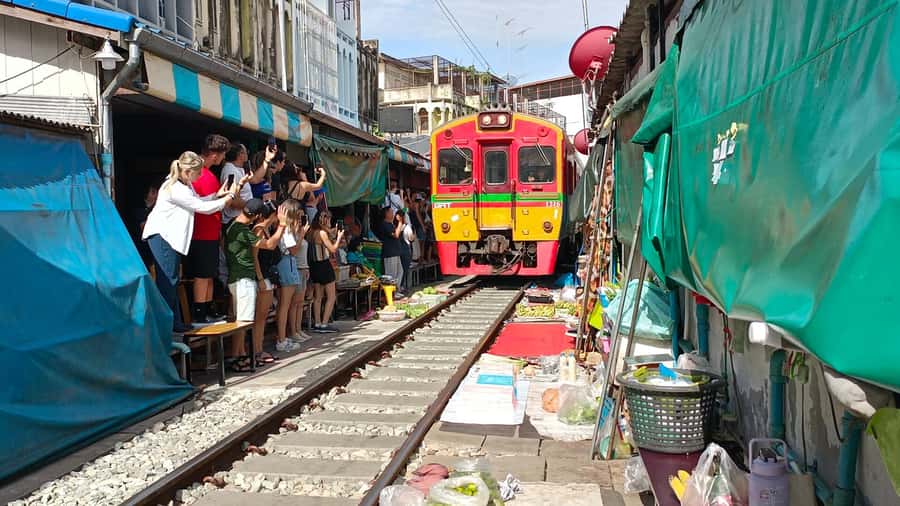 Bangkok: Maeklong Railway & Damnoen Saduak Floating Markets - Entering Damnoen Saduak by longtail boat