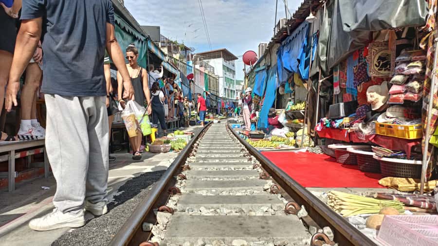 Bangkok: Maeklong Railway & Damnoen Saduak Floating Markets - Why a private group changes the value