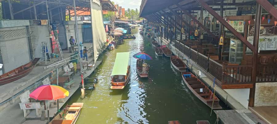 Bangkok: Maeklong Railway & Damnoen Saduak Floating Markets - What the guide can add