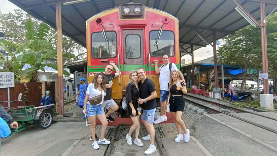 Bangkok: Maeklong Railway & Damnoen Saduak Floating Markets - What the coconut grove adds to the day