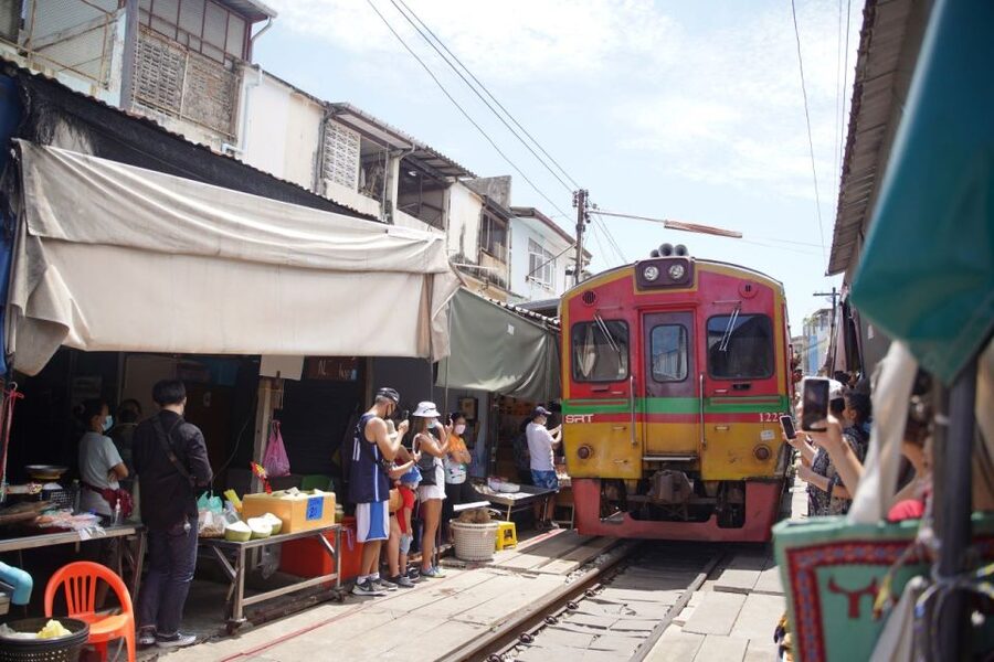 Bangkok: Maeklong Railway Market & Floating Market Tour - Why the railway market is worth the early alarm