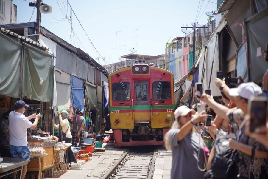 Bangkok: Maeklong Railway Market & Floating Market Tour - Practical tips for enjoying both markets