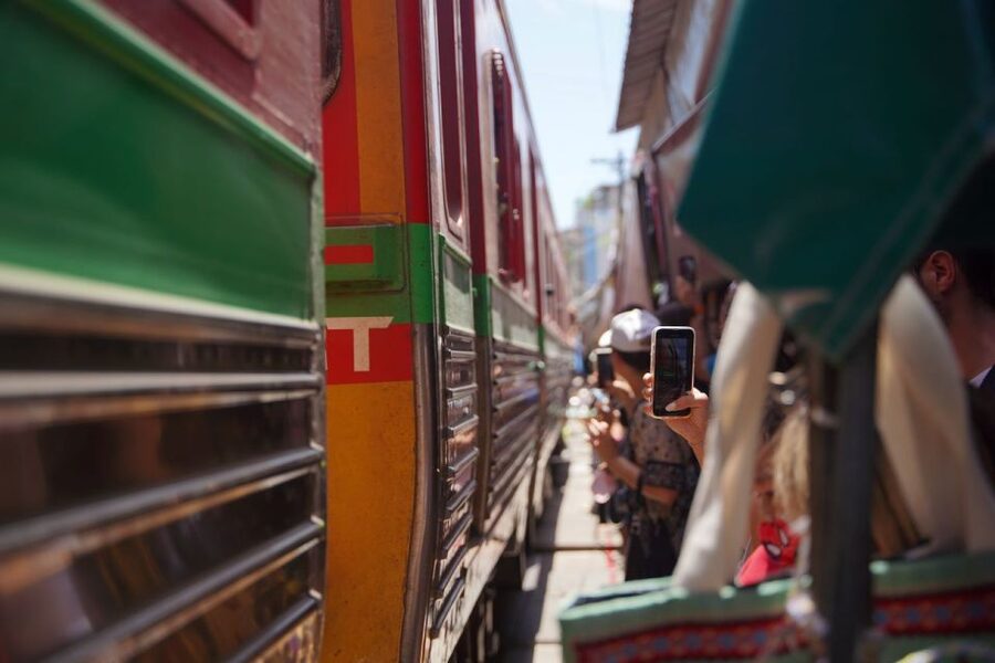 Bangkok: Maeklong Railway Market & Floating Market Tour - Damnoen Saduak by paddle boat