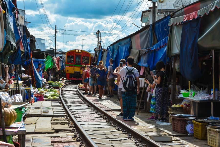 Bangkok: Maeklong Train Market & Floating Market Day Tour - Key points to know before you book