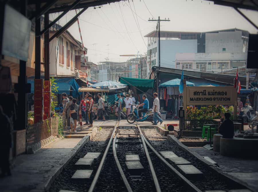 Bangkok: Maeklong Train Market & Floating Market Day Tour - Practical tips for making the day better